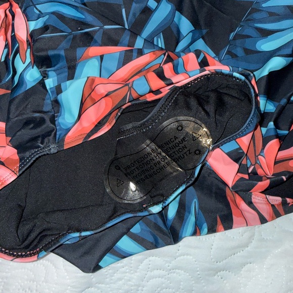 One-Piece Swimsuit in Navy with Coral Leaf Print - Picture 4 of 5